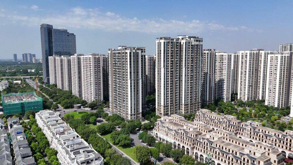 Cụm chung cư cao tầng ở Vinhomes Ocean Park 1 nhìn ngang từ flycam