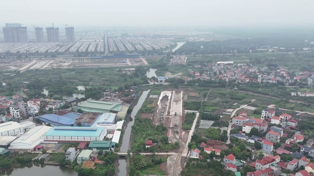 Nền đại lộ Đông Tây đang thi công cạnh Vinhomes Ocean Park 2, nhìn từ flycam