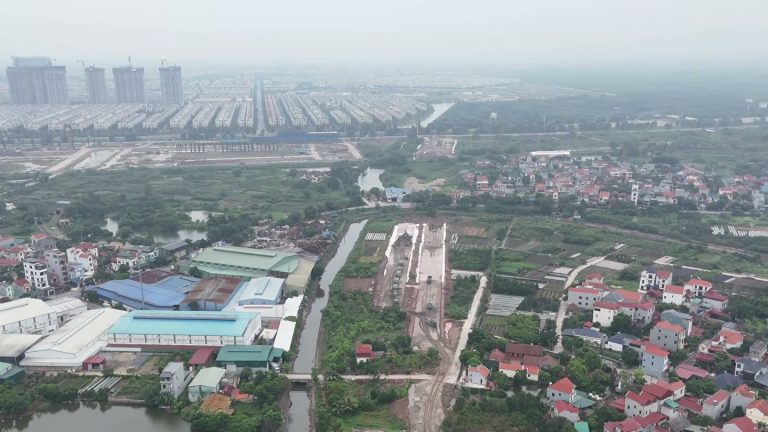 Nền đại lộ Đông Tây đang thi công cạnh Vinhomes Ocean Park 2, nhìn từ flycam