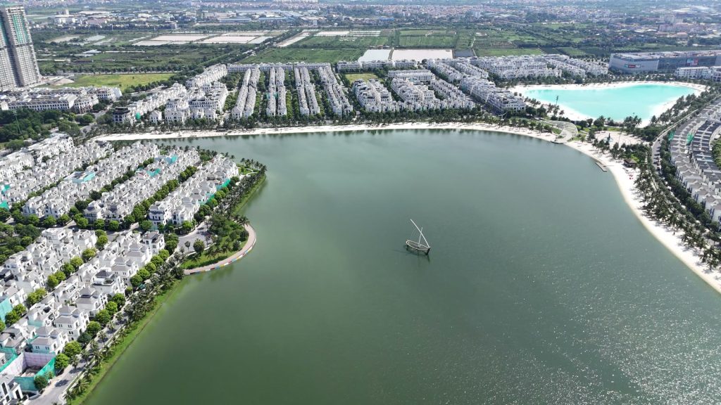Hồ lớn Ocean Park có thuyền buồm, hai bên là khu dân cư