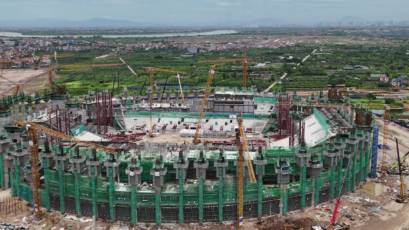Công trường sân vận động PVF ở Văn Giang nhìn từ trên cao với hàng chục cần cẩu