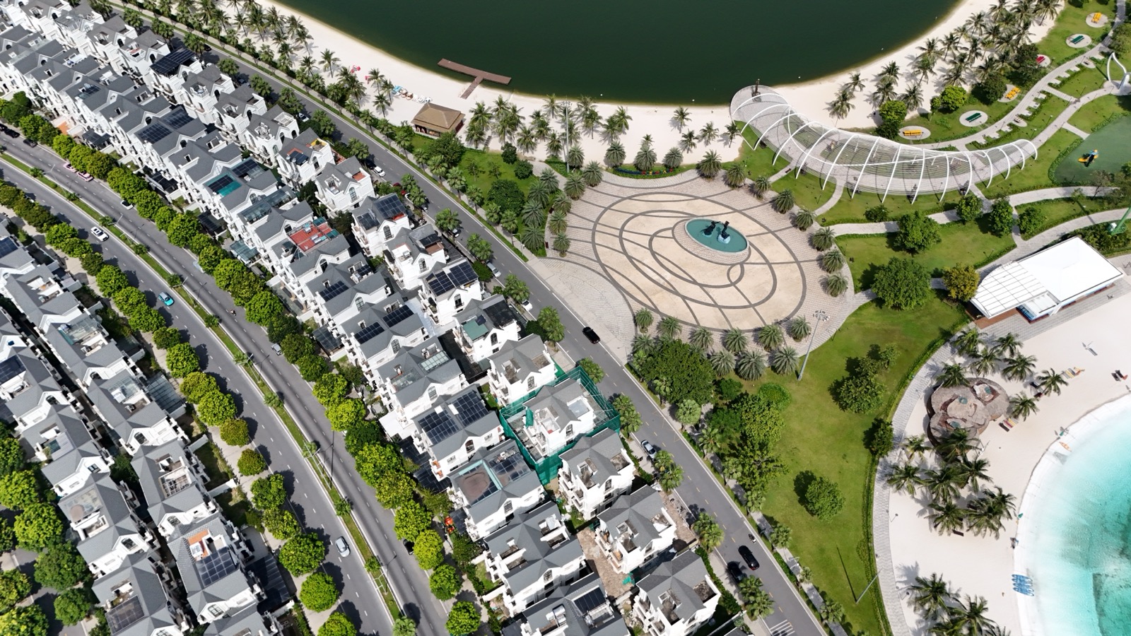 Hồ nước mặn, bãi cát trắng và quảng trường trung tâm Ocean Park 1 chụp từ flycam