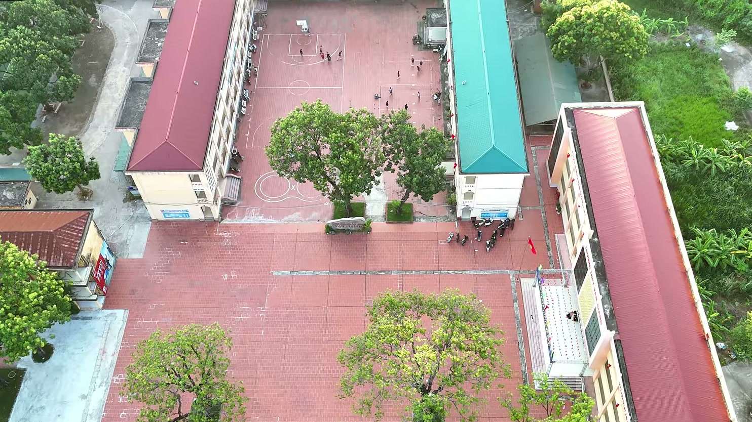 Sân Trường THPT Văn Giang nhìn từ trên cao với đường chạy đỏ và các dãy phòng học